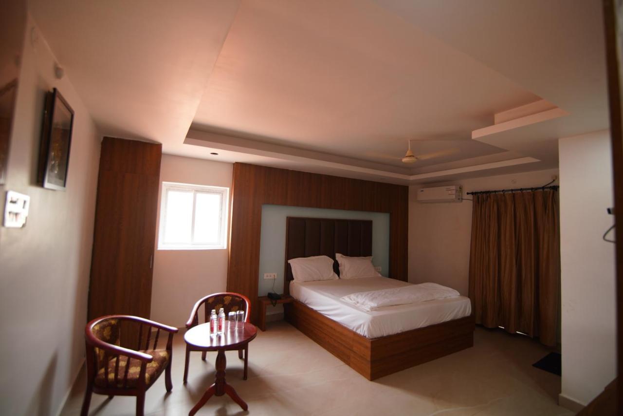Siriki Resorts Srungavarapukota Exterior photo